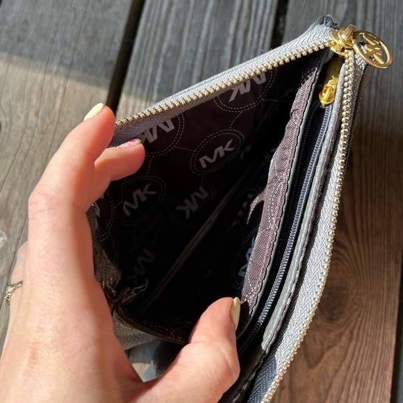 Micheal Kors grey wristlet  / wallet - Picture 5 of 7